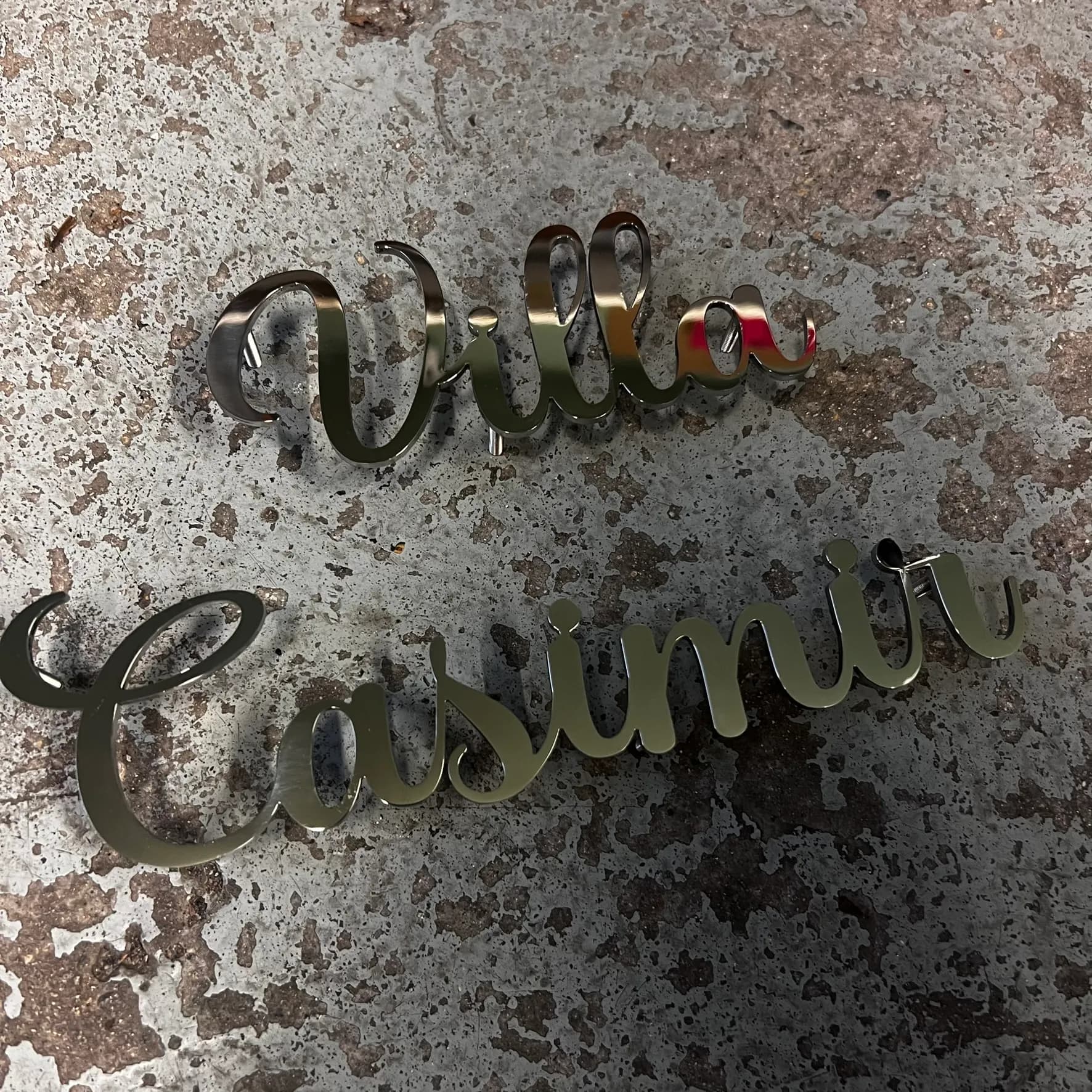 Enseigne en inox poli miroir
