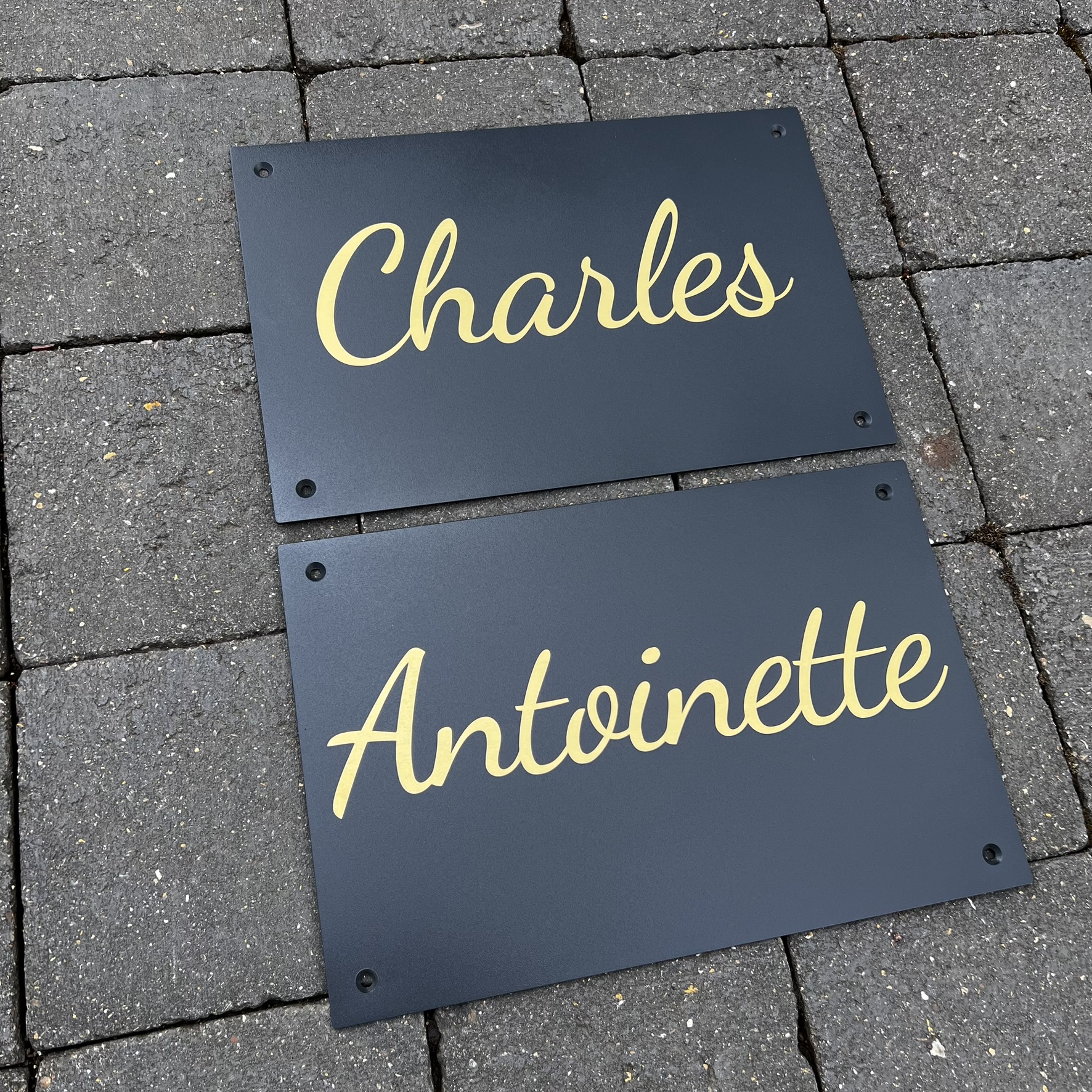 Gris anthracite ecriture laiton — exemple de plaque