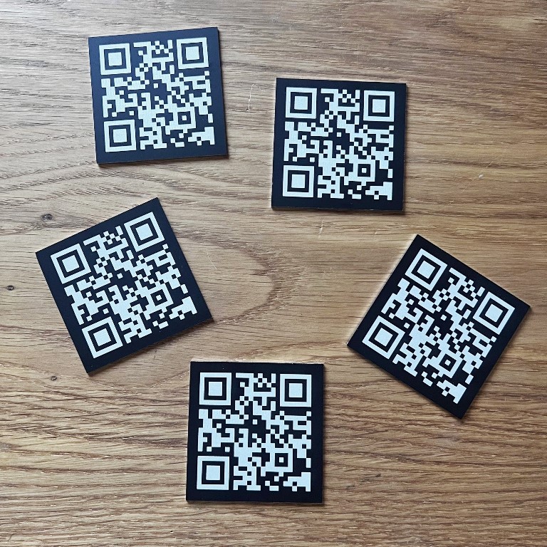 Plaque qr code anodisé noir gravure laser 2 — exemple de plaque
