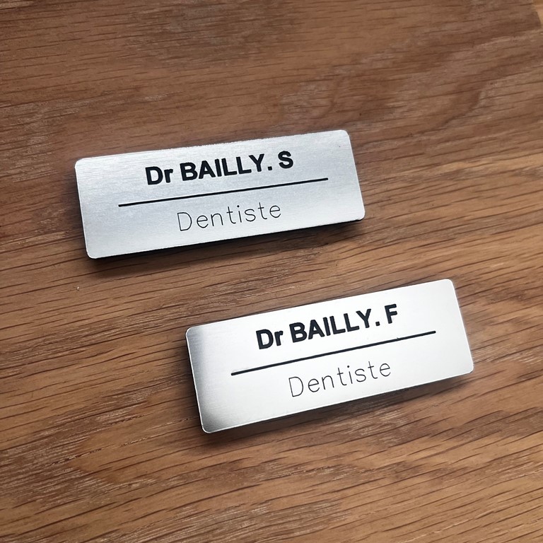 Badge effet inox brosse — Badges et Accessoires Gravés