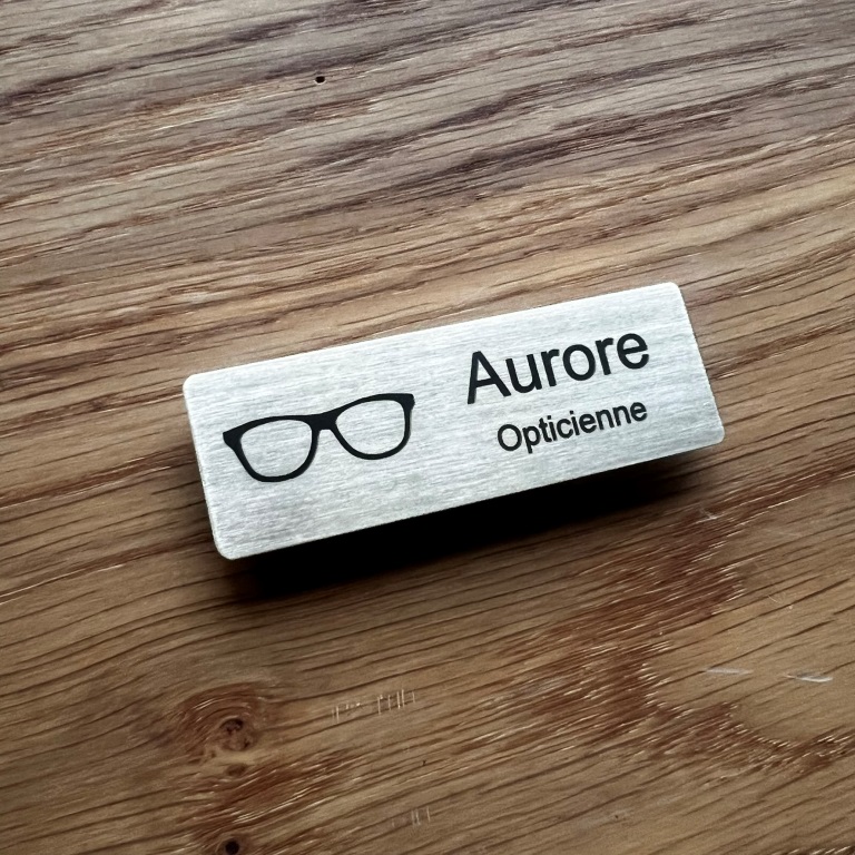 Badge en inox brosse  avec gravure — Badges et Accessoires Gravés