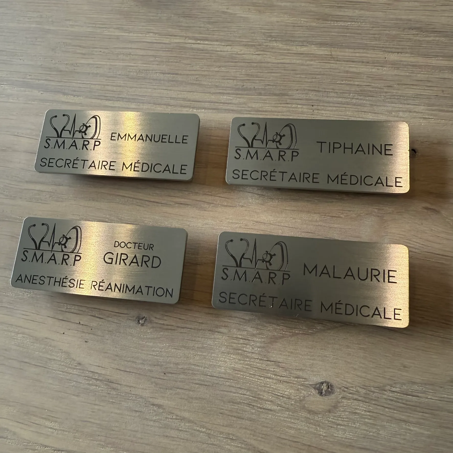 Badge laiton brosse 1 — Plaque de Sonnette et Interphone