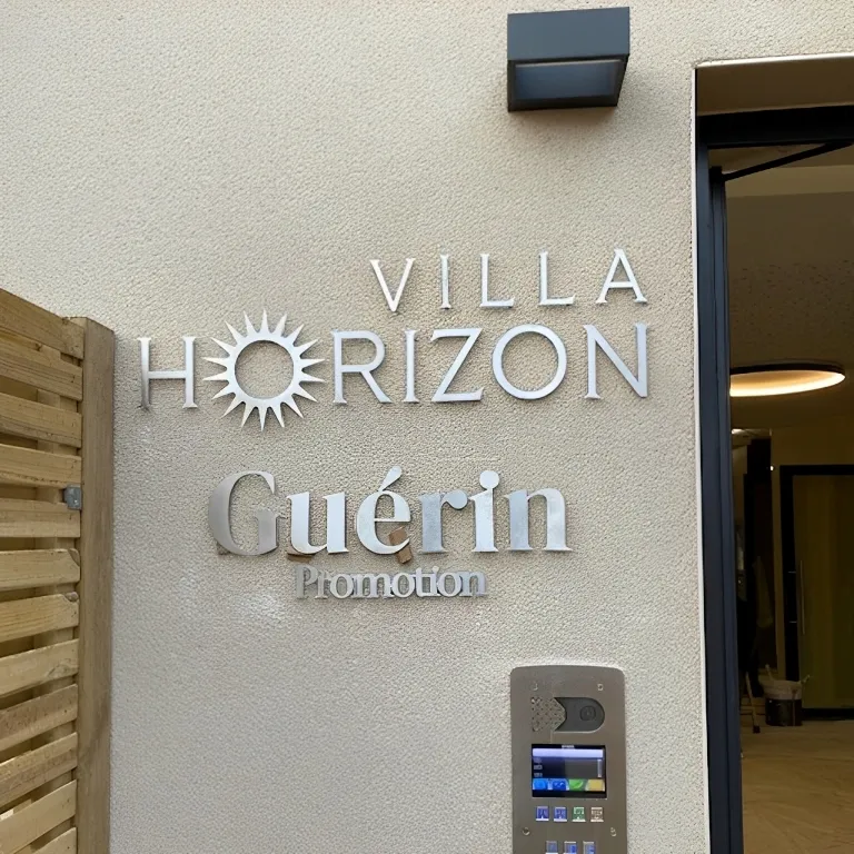 Enseigne professionnelle « Villa Horizon » en lettres relief inox avec logo Guérin Promotion, posée sur façade crépie