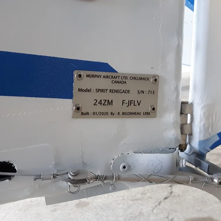 Plaque d'identification en inox gravée des informations techniques d'un aéronef, vissée sur le fuselage d'un avion léger
