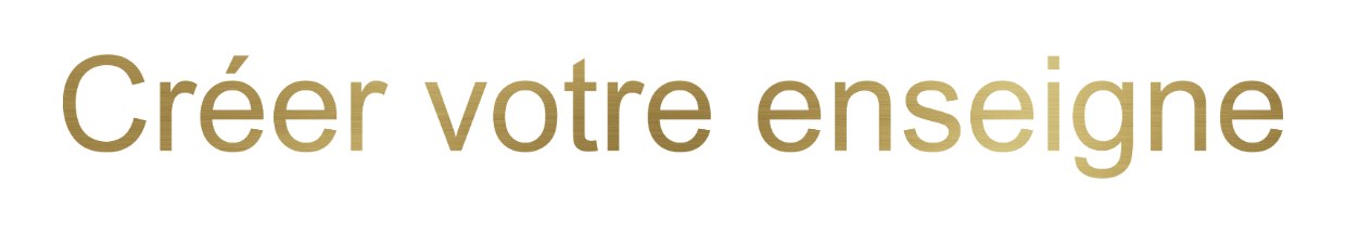 Enseigne de maison / professionnelles "Créer votre enseigne" - en Laiton_brosse_ep2mm - taille 49.06x5 mm - Chez Plaques-enseignes, nous transformons le métal en une signature durable pour votre façade ou votre établissement. Dans notre atelier lillois, nous façonnons l'inox 316L de qualité marine, le laiton brossé et l'aluminium 5754 par découpe laser et polissage manuel pour un rendu irréprochable . Que vous recherchiez l'élégance d'un fini poli miroir ou la sobriété d'un brossage au grain 320, chaque enseigne personnalisée est conçue pour résister aux environnements les plus exigeants . De la plaque de villa haut de gamme à la signalétique hôtelière de prestige, profitez d'un savoir-faire artisanal français alliant précision technique et facilité de pose. Description technique de votre enseigne maison personnalisée L'inox 316L et l'aluminium 5754 de 2mm assurent une résistance totale en bord de mer . Les finitions brossées ou poli miroir, réalisées par polissage manuel, garantissent une esthétique haut de gamme durable. Cette robustesse spécifique des métaux est le premier critère à valider pour votre projet. Propriétés mécaniques de l'inox 316L et de l'aluminium Je préfère largement l'inox 316L au 304L. Le molybdène ajouté au 316L bloque la corrosion saline. C'est la seule vraie qualité marine pour durer . L'aluminium 5754 est une alternative sérieuse. C'est un métal léger idéal pour les formats imposants . Sa manipulation est aisée lors de la pose. La rigidité est assurée par une épaisseur de 2mm. Pour un résultat impeccable, je conseille souvent de coupler ce choix avec un numéro de maison en aluminium . C'est une question de cohérence visuelle sur votre façade. Rendu esthétique des finitions brossées et poli miroir Le polissage manuel au grain 220 ou 320 change tout. Ce procédé donne un aspect inox brossé mat et élégant . Les traces de doigts sont ainsi moins visibles. Le fini poli miroir est une autre histoire. Il offre une brillance exceptionnelle et un prestige immédiat . Le rendu est comparable à de l'orfèvrerie. La découpe laser apporte la précision finale. Elle permet d'obtenir des arêtes parfaitement nettes et des détails complexes . C'est net, sans bavure. Voici les options que je propose à l'atelier : Inox brossé pour la sobriété. Poli miroir pour le luxe . Aluminium thermolaqué pour la couleur. Pour quels types de façades et d'usages ? Après avoir choisi le matériau idéal, il faut maintenant réfléchir à l'intégration visuelle de la plaque sur votre mur. Valorisation des entrées de villas et demeures privées Le métal crée un contraste saisissant sur la pierre brute ou le bois. Une plaque de maison moderne réveille instantanément une façade ancienne. L'effet visuel est immédiat et valorisant . Pour les polices, la simplicité prime. Les écritures sans empattement conviennent parfaitement au style contemporain. Pour le rustique, préférez des lettres classiques. Le choix du caractère définit l'identité de votre propriété . Vous pouvez d'ailleurs opter pour la personnalisation de plaque de maison pour ajuster chaque détail. C'est le meilleur moyen d'harmoniser votre signalétique avec l'architecture locale. Signalétique de prestige pour hôtels et chambres d'hôtes Les plaques nominatives pour chambres sont un standard de l'hôtellerie. L'inox apporte une touche de luxe indispensable. Cela rassure immédiatement le client sur la qualité . Usage Matériau conseillé Avantage principal Numérotation chambre Inox brossé Élégance et durabilité Enseigne extérieure Aluminium RAL Résistance aux UV Plaque horaires Laiton Prestige traditionnel En tant qu'expert, je recommande ces plaques de porte haut de gamme pour une finition parfaite. Un métal bien travaillé fait toute la différence. C'est une question de standing et de durabilité. Points clés et systèmes de fixation robustes Une belle enseigne ne vaut rien sans une pose impeccable et une durabilité garantie par un entretien suivi . Dimensions sur mesure et épaisseurs des métaux Dans mon atelier, nous maîtrisons la découpe laser de précision . Nous travaillons l'inox et l'alu jusqu'à 15mm pour des projets spécifiques. La précision reste absolue même sur de fortes épaisseurs. Pour la couleur, je recommande le thermolaquage RAL . Cette peinture cuite au four offre une résistance aux UV incroyable. Vous pouvez choisir n'importe quelle couleur pour votre enseigne. C'est une protection supplémentaire. Bref, tout repose sur la fabrication artisanale . Chaque pièce sort de notre atelier lillois. Les délais sont courts malgré le travail manuel. C'est le gage d'un savoir-faire français. Méthodes de montage et conseils de nettoyage Mais alors, comment fixer tout ça ? Les entretoises créent un relief élégant. Le double-face structurel suffit pour les surfaces lisses. Choisissez selon l'aspect final désiré. Pourtant, pour les façades difficiles, je privilégie les tiges de scellement. Elles sont parfaites pour les murs en crépi. La fixation devient alors totalement inviolable et solide . Côté entretien, pas besoin de chimie . Un simple chiffon doux suffit souvent. Évitez les produits abrasifs qui rayent le métal brossé. Alors, si vous cherchez une signalétique durable, pensez aussi à vos plaques horaires en aluminium noir . Elles complètent parfaitement l'ensemble. Vous voyez l'idée ?