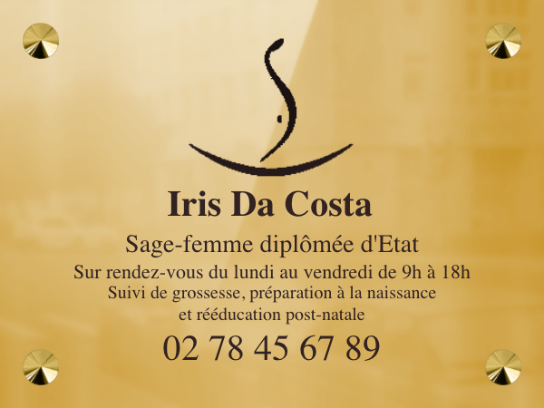 Plaque professionnelle sage femme laiton - en Laiton poli miroir - taille 200x150 mm - Optez pour le prestige du laiton poli miroir pour votre plaque professionnelle de sage-femme , un matériau noble qui allie élégance intemporelle et durabilité exceptionnelle. Fabriquée dans notre atelier lillois, chaque plaque de 25 x 30 cm maximum respecte scrupuleusement les recommandations ordinales tout en valorisant votre expertise dès le pas de la porte . Grâce à notre gravure mécanique précise et nos finitions soignées, vous bénéficiez d'une signalétique résistante aux intempéries , facile à poser par vis ou adhésif. C'est l'investissement idéal pour instaurer un climat de confiance immédiat avec vos patientes grâce à un support de haute qualité. Pourquoi choisir une plaque de sage-femme en laiton poli ? Le laiton poli miroir, matériau de référence, allie prestige et durabilité avec un format réglementaire de 25x30 cm. Sa résistance naturelle à la corrosion garantit une signalétique pérenne, valorisant immédiatement l'expertise médicale dès le pas de la porte. L'éclat doré du laiton poli miroir rassure vos patientes. Ce matériau évoque la stabilité et le sérieux indispensables à une profession médicale. Une plaque soignée instaure un climat de confiance immédiat avant même le début de la consultation. Un métal noble pour asseoir votre image de confiance Le rendu miroir de nos plaques en laiton poli reflète une exigence de qualité supérieure pour votre cabinet. C'est un choix qui marque les esprits par sa clarté. Le choix du laiton massif est un investissement dans votre identité visuelle. C'est un signal fort envoyé à votre patientèle . Votre professionnalisme s'affiche ainsi avec une élégance intemporelle. Une durabilité éprouvée face aux agressions extérieures Le laiton massif résiste parfaitement aux intempéries et aux rayons UV. Il ne rouille pas et conserve ses propriétés mécaniques au fil des années. C'est l'allié idéal pour une exposition extérieure . Avec le temps, une légère patine peut apparaître. Un simple nettoyage avec un produit adapté redonne tout son éclat d'origine . Résistance totale à la corrosion Entretien simple au chiffon doux Possibilité de polissage pour rénovation Longévité dépassant plusieurs décennies Ce matériau noble traverse les époques sans perdre de sa superbe. Votre signalétique reste impeccable malgré les variations climatiques saisonnières. À qui s'adresse cette signalétique en laiton massif ? Après avoir vu les atouts du matériau, voyons comment cette plaque s'intègre concrètement dans votre environnement professionnel quotidien . Installation en cabinet libéral ou maison de santé Cette signalétique convient parfaitement aux praticiennes en cabinet de ville. Elle guide les patientes avec clarté . Son installation sur une façade ancienne ou moderne est toujours harmonieuse. En copropriété, la concertation avec le syndic est souvent nécessaire. Il faut parfois respecter une unité visuelle sur la façade. Le laiton est généralement accepté pour son aspect classique et haut de gamme. Pour les maisons de santé, l'alignement des plaques professionnelles personnalisées crée une image collective cohérente . C'est un choix pragmatique pour durer dans le temps. Conformité avec les règles de l'ordre des sages-femmes Le Code de déontologie encadre strictement la communication . Les dimensions standards ne doivent pas dépasser 25 x 30 cm. Cette discrétion garantit le respect des usages professionnels. Votre plaque sage-femme doit rester sobre doit rester sobre. Les mentions autorisées incluent vos diplômes et vos horaires de consultation. C'est la règle pour éviter toute dérive publicitaire. Mentions Statut Exemples Nom et Prénom Obligatoire Marie Durand Titres reconnus Obligatoire Sage-femme DE Mode d'exercice Facultatif Cabinet libéral Coordonnées Obligatoire 01 02 03 04 05 Votre plaque doit rester informative sans devenir publicitaire. Le respect de ces normes assure votre parfaite intégration dans le parcours de soin . Configuration et montage de votre plaque gravée Une fois les règles de l'Ordre intégrées, il ne reste plus qu'à personnaliser techniquement votre support pour une installation réussie. Options de gravure pour une lisibilité optimale La lisibilité dépend du choix de la typographie . Privilégiez des polices bâtons pour un rendu moderne. Les polices avec empattements offrent un style plus traditionnel et académique. Le nombre de lignes doit rester limité pour ne pas surcharger le support. La gravure mécanique en creux est ensuite mise en couleur. Le noir sur laiton poli offre le meilleur contraste possible . Un QR code peut aussi être gravé pour faciliter la prise de rendez-vous . Pensez aussi à vos plaques horaires ouverture pour informer vos patientes. C'est un détail pratique qui change tout. Solutions de fixation adaptées à chaque support La fixation par vis reste la solution la plus robuste . Elle est recommandée pour les crépis ou les murs irréguliers. Des cache-vis en laiton assurent une finition parfaite du montage. L'adhésif double-face haute résistance convient aux surfaces lisses. C'est une option idéale pour une pose rapide sans perçage . Les entretoises permettent de décoller la plaque du mur. Cela crée un effet de relief élégant et moderne . Ce système de fixation valorise le volume de l'objet. Choisissez le système selon la nature de votre support. Une fixation bien choisie garantit la sécurité et l'esthétique de votre installation.