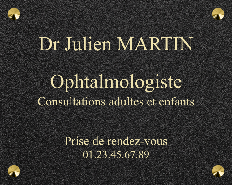 Plaque professionnelle ophtalmologue - en Ral noir structure - taille 250x200 mm - Pour votre cabinet d'ophtalmologie, la plaque professionnelle est un outil de signalétique essentiel qui doit concilier prestige et respect de la déontologie. Dans mon atelier lillois, nous façonnons des supports aux dimensions standards de 30 x 20 cm, privilégiant le laiton pour son élégance traditionnelle. Chaque pièce est gravée avec précision pour garantir une lisibilité immédiate de vos titres et horaires, sans aucune visée publicitaire. Que vous choisissiez une finition en aluminium brossé ou un laiton poli, nos systèmes de fixation par entretoises ou adhésifs assurent une pose soignée et pérenne . Normes et dimensions de la plaque professionnelle ophtalmologue La plaque d'ophtalmologue respecte le format standard 30 x 20 cm. Elle doit mentionner le nom, les diplômes et titres reconnus par l'Ordre, excluant toute publicité. Le laiton reste le matériau privilégié pour sa durabilité extérieure. Le choix du support demande une attention particulière pour garantir une signalétique conforme aux exigences ordinales tout en assurant une longévité maximale face aux intempéries. Mentions obligatoires et respect de la déontologie Le support doit indiquer votre nom, prénom et vos titres universitaires validés. Ces éléments servent uniquement à identifier le praticien pour guider le patient sans aucune ambiguïté visuelle. Toute publicité est strictement interdite par le Code de la santé publique. Le contenu reste informatif et neutre. L'Ordre des médecins proscrit d'ailleurs tout slogan ou message promotionnel sur la plaque. Cette signalétique n'est pas un outil de promotion. Pour une installation conforme, consultez nos conseils sur la plaque chirurgien afin de respecter les usages des professions médicales . Formats standards et règles de lisibilité Le format 300 x 200 mm constitue la norme classique admise. Cette dimension assure une visibilité optimale sur la façade . Elle permet aux passants d'identifier immédiatement votre cabinet d'ophtalmologie. Pour les précisions utiles, nous installons souvent des plaques horaires ouverture sous le module principal. Ces éléments secondaires affichent vos coordonnées téléphoniques ou vos créneaux de consultation. La lisibilité repose sur le contraste entre la gravure et le fond. Une gravure profonde garantit des caractères inaltérables. Privilégiez des couleurs sobres pour maintenir un rendu strictement professionnel . Matériaux et durabilité de votre signalétique médicale Après avoir défini le cadre réglementaire et les dimensions, le choix de la matière devient l'étape décisive pour garantir l'esthétique du cabinet. Comparatif entre laiton, aluminium et plexiglas Le laiton incarne le prestige et la tradition médicale . Son éclat doré apporte une touche haut de gamme immédiate. C'est le choix historique des professions libérales en centre-ville. Matériau Aspect visuel Durabilité Entretien Laiton Poli ou brossé Excellente (métal noble) Fréquent (oxydation) Aluminium Moderne et sobre Haute (résistance UV) Trimestriel (eau savonneuse) Plexiglas Transparence élégante Bonne (acrylique coulé) Régulier (chiffon doux) L'aluminium brossé offre une alternative moderne et sobre . Le plexiglas, quant à lui, permet des jeux de transparence élégants. Vous pouvez comparer les finitions pour trouver le support adapté à votre façade. Résistance aux intempéries et guide d'entretien Les plaques extérieures subissent les rayons UV et la pluie. Une protection spécifique évite la corrosion des métaux . La gravure doit rester intacte malgré les variations thermiques saisonnières. Nettoyage du laiton avec un produit sans ammoniaque (type Blanc de Meudon). Chiffon doux pour le plexiglas afin d'éviter les rayures. Eau savonneuse pour l'aluminium . Fréquence trimestrielle . Un entretien régulier préserve l'éclat d'origine du support . Cela renvoie une image de rigueur et de soin aux patients. Ne négligez jamais l'aspect de votre signalétique d'accueil. Une plaque bien entretenue dure plusieurs décennies. C'est un investissement rentable . Options de personnalisation et systèmes de fixation Une fois le matériau sélectionné, il convient de peaufiner le design graphique avant de passer à l'installation murale . Choix graphiques pour un rendu professionnel Les polices de caractères bâton sont recommandées pour leur clarté . Elles assurent une lecture immédiate, même à distance. Évitez les typographies trop fantaisistes qui nuisent au professionnalisme. L'intégration d'un logo vectoriel permet une gravure d'une précision millimétrée . Ce fichier garantit un rendu net sans pixellisation. La personnalisation doit rester sobre pour respecter les codes médicaux. Les couleurs doivent être harmonieuses. Pour une mise en page réussie, inspirez-vous de cette plaque professionnelle psychologue . Elle illustre parfaitement l'équilibre nécessaire entre texte et espace vide . Validez toujours votre bon à tirer. Cela évite les erreurs de mise en page finales . Techniques de pose adaptées au support mural Les entretoises créent un effet de relief très élégant. Elles décollent la plaque du mur pour une finition premium . Ce système est idéal pour les façades en pierre ou béton. Pour les surfaces lisses, l' adhésif double-face haute résistance est une solution efficace. Il permet de poser la plaque sans percer le support. C'est souvent requis par les règlements de copropriété stricts. Vérifiez bien la propreté du mur. Consultez notre modèle de plaque sonnette interphone pour coordonner votre signalétique. Les vis avec cache-vis offrent une fixation traditionnelle et sécurisée. Choisissez la méthode selon votre support. Une fixation solide garantit la sécurité des passants .
