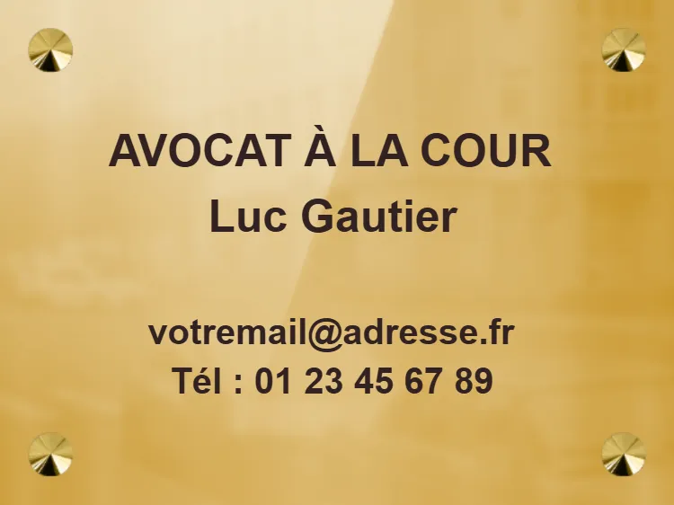 Plaque avocat personnalisable - en Laiton poli miroir - taille 200x150 mm - Optimisez la visibilité de votre cabinet avec notre sélection de plaques pour avocats , conçues pour allier prestige et conformité au Règlement Intérieur National. Que vous préfériez l'élégance intemporelle du laiton poli miroir ou la modernité du plexiglas résistant aux UV, nous fabriquons votre signalétique sur mesure dans nos ateliers français. Personnalisez entièrement votre support en ligne grâce à notre configurateur : choisissez vos dimensions, vos polices et intégrez votre logo officiel en quelques clics. Profitez d'une fabrication rapide sous 3 à 5 jours et d'un kit de fixation offert pour une installation immédiate et pérenne. Valorisez dès maintenant votre expertise avec une plaque professionnelle de haute qualité . Pourquoi choisir notre plaque avocat personnalisable Une plaque d'avocat doit mesurer 30x20 cm en laiton ou plexiglas pour respecter le Règlement Intérieur National. Les mentions se limitent au nom, diplômes et spécialités, fixées par entretoises pour garantir une visibilité sobre et pérenne. Cette exigence de sobriété nous conduit directement à l'examen des normes juridiques qui encadrent votre signalétique extérieure . Respecter la déontologie du barreau Le Règlement Intérieur National impose des règles strictes pour votre visibilité. Vous devez limiter les inscriptions à votre identité et votre titre d'avocat . Précisez aussi votre barreau de rattachement et vos diplômes universitaires officiels sur le support. La signalétique doit rester purement informative. Toute forme d'auto-promotion agressive ou commerciale est formellement interdite par la déontologie. Votre plaque ne doit jamais devenir un outil publicitaire, mais rester un repère institutionnel pour vos clients. Pour un rendu traditionnel, optez pour une plaque avocat en laiton brossé . Ce choix classique garantit une conformité totale avec les usages de votre profession tout en assurant une durabilité exceptionnelle. Valoriser votre image de marque Nous utilisons la gravure laser pour obtenir une précision millimétrée sur vos supports. Ce procédé technique offre un rendu haut de gamme permanent . Il permet de reproduire fidèlement les polices fines ou les logos officiels de votre barreau. Nous vous proposons plusieurs techniques de marquage adaptées à vos besoins : Gravure en creux pour le laiton poli miroir. Impression quadri haute définition sous plexiglas. Marquage adhésif pour une solution plus économique . Si vous souhaitez refléter le dynamisme de votre cabinet, choisissez une plaque avocat inox . Ce matériau résistant aux UV apporte une touche de modernité immédiate à votre façade tout en restant parfaitement sobre. Pour qui commander cette signalétique sur mesure ? Mais au-delà de la technique, l'usage varie selon que vous exerciez seul ou en groupe au sein d'une structure juridique. Solutions pour les cabinets individuels Le premier contact visuel détermine souvent la confiance d'un futur client . En zone urbaine, une plaque bien placée identifie immédiatement l'entrée du cabinet. Cela évite toute confusion inutile dès l'arrivée. Une signalétique propre et bien entretenue rassure vos visiteurs sur votre sérieux. Nos plaques professionnelles personnalisées garantissent cette image de rigueur indispensable à l'exercice de votre fonction d'avocat. Une plaque avocat personnalisable offre des avantages concrets pour votre installation : Identification rapide par les clients. Renforcement immédiat de votre crédibilité . Conformité totale aux usages locaux du barreau . Organisation pour les structures associées Gérer l'affichage de plusieurs associés demande de la méthode. Aligner plusieurs plaques de même format permet de conserver une unité visuelle stricte . C'est la solution la plus élégante pour un cabinet groupé. L'utilisation d'un support identique pour tous vos confrères maintient une harmonie visuelle . Cela évite l'aspect désordonné qui nuit souvent à l'image des bâtiments partagés par plusieurs professionnels du droit. Vous pouvez ajouter des plaques horaires ouverture pour compléter l'entrée commune. Ce dispositif informe vos clients avec précision. Nous assurons ainsi une communication fluide et une organisation parfaite de votre accueil . Points clés et caractéristiques de fabrication Bref, une fois le besoin identifié, il faut se pencher sur la fabrication pure pour garantir la longévité de votre investissement. Résistance des matériaux en extérieur Le laiton incarne un prestige historique indéniable. Pourtant, son éclat demande un entretien rigoureux . À l'opposé, le plexiglas s'impose par sa robustesse face aux UV. Ce matériau moderne conserve sa transparence sans jamais ternir sous le soleil. Matériau Durabilité Entretien Style Laiton 4/5 Élevé Prestigieux Inox 5/5 Faible Moderne Plexiglas 4/5 Très faible Épuré Alu 5/5 Faible Professionnel Nous préconisons le format 30x20 cm. Cette dimension standard respecte les usages des barreaux . Elle assure une visibilité optimale sur votre façade tout en restant élégante pour vos visiteurs. Systèmes de fixation et entretien Plusieurs options de pose s'offrent à vous. Les vis avec cache-vis garantissent une tenue mécanique parfaite. Pour les supports vitrés, l'adhésif double-face permet une installation rapide sans aucun perçage. L' entretien du plexiglas est d'une simplicité déconcertante . De l'eau savonneuse suffit amplement. Pour le laiton, l'usage d'un produit spécifique type Mirror reste indispensable afin d'éviter l'oxydation naturelle du métal. Vous recherchez la tranquillité absolue ? Optez pour nos plaques inox . Ce choix technique combine esthétique contemporaine et absence totale de maintenance . Votre Plaque avocat personnalisable restera impeccable durant des années.