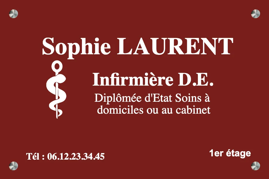 Plaque infirmier libéral en aluminium - en Aluminium rouge - taille 300x200 mm - Identifiez votre cabinet avec élégance grâce à nos plaques pour infirmier libéral en aluminium de 1,5 mm d'épaisseur. Conçues dans mon atelier lillois, ces signalétiques de 30 x 20 cm ou 30 x 25 cm offrent une résistance totale aux UV et aux intempéries . Que vous choisissiez une finition brossée contemporaine ou un aluminium rouge distinctif, chaque pièce est gravée avec précision pour garantir une lisibilité parfaite de vos mentions déontologiques . Profitez d'une fabrication française de qualité professionnelle, livrée avec des entretoises haut de gamme pour une pose en relief soignée et une image de marque irréprochable . Pourquoi choisir une plaque infirmier aluminium pour votre cabinet ? L'aluminium de 1,5 mm offre une résistance totale aux UV et à la corrosion. Les dimensions réglementaires de 30x25 cm s'adaptent aux finitions brossées ou anodisées pour une signalétique durable et moderne , garantissant une visibilité parfaite sur votre façade. Passer d'un support classique à un métal technique change radicalement la perception de votre cabinet , surtout quand on mise sur la longévité. Une durabilité supérieure face aux agressions extérieures L'aluminium ne rouille jamais . Même exposé à la pluie battante, ce métal stable garde son aspect originel durant des années sans ternir. C'est un choix pragmatique pour l'extérieur. L'épaisseur de 1,5 mm garantit une rigidité parfaite sur votre façade. Elle empêche toute déformation liée aux écarts de température saisonniers. Le matériau encaisse les chocs légers sans marquer. C'est un investissement sûr. Pour vos plaques professionnelles personnalisées , l'aluminium est plus léger que le laiton ou l'inox. Pourtant, il offre une tenue face à la corrosion comparable à l'inox 316L en bord de mer. L'esthétique moderne de l'aluminium brossé ou anodisé Le fini brossé apporte une texture horizontale élégante et très contemporaine. Il capte la lumière sans éblouir les passants. Ce rendu valorise immédiatement l'entrée de votre cabinet médical . L'anodisation protège la surface tout en offrant un aspect mat soigné. Ce traitement renforce la perception de sérieux et de professionnalisme auprès de votre patientèle. Aluminium brossé pour le relief Aluminium anodisé pour la matité Finition brillante pour l'éclat Un support qualitatif rassure vos patients dès leur arrivée sur les lieux. C'est le premier contact visuel . Ne négligez pas cet aspect esthétique fondamental pour votre image. Respecter les normes et personnaliser sa plaque pro Mais au-delà de l'esthétique pure, votre signalétique doit surtout répondre aux exigences strictes de votre ordre professionnel. Dimensions réglementaires et mentions déontologiques La plaque ne doit pas excéder 30 par 25 centimètres selon l'Ordre. Cette règle évite toute dérive publicitaire interdite pour les soignants. Le format reste toutefois suffisant pour être visible. Le nom et les prénoms sont les éléments de base obligatoires. Pour commander votre plaque infirmier libéral personnalisée , rendez-vous sur plaque infirmier libéral afin de configurer votre support. Ajoutez vos titres et diplômes reconnus par l'État uniquement . Votre conventionnement peut aussi figurer de manière discrète sur la gravure. Donnée Statut Commentaire Nom/Prénom Obligatoire Identification immédiate du professionnel. Diplômes d'État Autorisé Uniquement ceux reconnus par l'Ordre. Horaires Facultatif Utile pour informer les patients. Logo de l'Ordre Interdit Usage restreint aux documents officiels. Hiérarchie des informations pour une lecture claire Le contraste entre le texte et le fond est vital pour la lisibilité . Une gravure foncée sur métal clair reste la valeur sûre. Évitez les polices trop fantaisistes ou illisibles. Placez votre nom en haut avec une police plus large . La spécialité doit venir juste en dessous pour une identification rapide. Regroupez les coordonnées téléphoniques en bas de plaque. L'espace vide permet de ne pas surcharger le regard du visiteur. Une mise en page aérée facilite la mémorisation des données importantes. Pensez à l'équilibre visuel global avant de valider votre maquette finale. Pour compléter votre signalétique, vous pouvez aussi opter pour des plaques horaires ouverture fixées à l'entrée de votre cabinet infirmier. Installation réussie et entretien du métal Une fois votre plaque personnalisée reçue, il reste l'étape cruciale de la pose sur votre support mural. Fixation par entretoises ou adhésif haute performance Les entretoises décollent la plaque du mur pour un effet de relief. C'est l'option la plus élégante pour une façade en pierre ou en brique. Le rendu est vraiment premium . L'adhésif double-face convient aux surfaces lisses comme le verre ou le PVC. C'est une pose rapide qui ne nécessite aucun perçage complexe . Pour vos plaques de maison personnalisées , comparez bien ces méthodes. La fixation mécanique reste supérieure . Utilisez des cache-vis en inox pour masquer les têtes de fixation. Ce petit détail change tout au niveau de la finition. Votre installation paraîtra immédiatement plus rigoureuse et aboutie aux yeux de tous. Gestes simples pour préserver l'éclat de l'aluminium Un simple chiffon doux humide suffit pour retirer la poussière accumulée . Évitez absolument les éponges grattantes qui rayeraient définitivement le métal. L'eau savonneuse reste votre meilleure alliée. Le marquage laser est inaltérable s'il n'est pas agressé par des solvants chimiques. Un nettoyage trimestriel suffit largement pour conserver la brillance. Séchez toujours la surface après le lavage pour éviter les traces de calcaire. Ces gouttes d'eau peuvent laisser des marques disgracieuses en séchant au soleil. Un entretien régulier prolonge la vie de votre signalétique. C'est un geste rapide pour une image de marque impeccable . Une plaque accueil bien entretenue rassure vos patients dès leur arrivée . Un métal propre reflète votre professionnalisme.