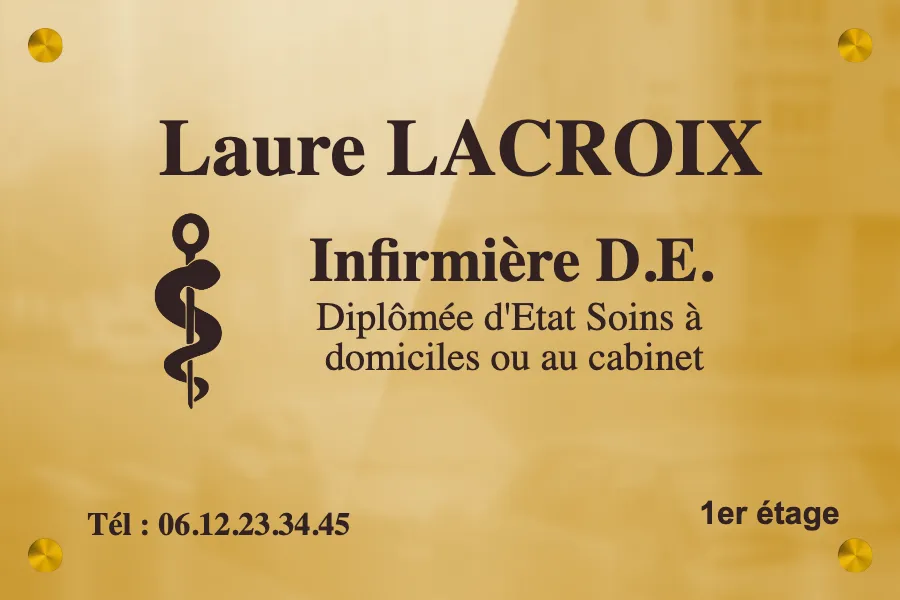 Plaque infirmier libéral laiton - en Laiton poli miroir - taille 300x200 mm - Affirmez votre professionnalisme avec une plaque d’infirmier en laiton massif de 1,5 mm, un matériau noble qui impose immédiatement sérieux et prestige à l'entrée de votre cabinet. Ce support haut de gamme, au fini poli miroir éclatant, respecte scrupuleusement les normes de l'Ordre National des Infirmiers avec son format standard de 30 x 20 cm. Grâce à la technologie de marquage Thermark®, nous garantissons une gravure noire inaltérable , offrant une lisibilité parfaite de vos informations essentielles et de votre caducée. Conçue pour résister durablement aux UV et aux intempéries, notre signalétique allie l'élégance traditionnelle du laiton horloger à une fabrication française de précision . Description de la plaque infirmier en laiton poli La plaque en laiton massif de 1,5 mm avec finition poli miroir respecte le format standard 30x20 cm. Ce matériau noble garantit une visibilité haut de gamme et une résistance totale aux UV . Passer du simple plastique au métal change radicalement la perception de votre cabinet. Un alliage noble pour une signalétique de prestige Le laiton massif est un alliage robuste de cuivre et de zinc. Son épaisseur de 1,5 mm assure une excellente rigidité. C'est un support fait pour durer des décennies . Le fini poli miroir offre un éclat exceptionnel . Ce rendu brillant renvoie une image de sérieux aux patients. Il souligne le prestige de votre profession d'infirmier libéral. Découvrez nos modèles de plaques professionnelles en ligne. Mais au-delà de l'esthétique, c'est la tenue face aux éléments qui impressionne vraiment. La durabilité d'un métal taillé pour l'extérieur Le laiton supporte parfaitement le gel et les fortes chaleurs sans broncher. Contrairement au plexiglas, ce métal ne risque pas de jaunir sous l'effet du soleil. Sa longévité dépasse largement les matériaux synthétiques classiques. C'est un investissement pérenne . Ce métal lourd ne se déforme jamais. Il conserve une planéité parfaite malgré les variations thermiques saisonnières. La plaque reste stable . La gravure sur ce support métallique est immuable. Elle garantit une lisibilité parfaite de vos informations durant de nombreuses années . Pour quels professionnels de santé ce support est-il prévu ? Au-delà de l'esthétique pure, le choix du laiton répond à des exigences de communication précises encadrées par la déontologie. Conformité avec les normes de l'Ordre National des Infirmiers L'Ordre impose une limite stricte de 30 x 25 cm pour votre signalétique. Le laiton s'adapte parfaitement à ce format réglementaire. C'est un métal noble qui honore la profession. Votre plaque doit obligatoirement comporter les mentions suivantes pour informer vos patients : Nom et prénom du praticien Diplômes reconnus par l'État Horaires de consultation Numéro de téléphone direct Consultez notre gamme de plaques pour infirmiers . Nos finitions respectent les codes déontologiques. Lisibilité et mise en page sur format standard 30x20 cm Je conseille une mise en page aérée sur cinq lignes maximum. L'œil du patient doit identifier l'information en quelques secondes . Évitez de surcharger le métal pour garder une élégance sobre. Suggérer l'ajout du caducée infirmier permet une reconnaissance visuelle immédiate . C'est un repère universel pour la patientèle. Cela renforce l'aspect institutionnel de votre cabinet. Découvrez nos modèles de plaque infirmier libéral laiton . Chaque pièce est polie manuellement dans notre atelier lillois. Points clés et spécifications techniques du produit La personnalisation d'un tel support demande une attention particulière aux détails techniques pour garantir un résultat sans défaut . Caractéristique Spécification Avantage praticien Matière Laiton horloger Prestige immédiat au cabinet. Épaisseur 1.5mm Rigidité et tenue durable. Finition Poli miroir Éclat haut de gamme. Fixation Vis/Entretoises Profondeur élégante. Marquage Gravure laser Précision inaltérable. Entretien Type Miror Brillance longue durée. Choisir une Plaque infirmier libéral laiton assoit votre autorité. Ce format 300 x 200 mm en laiton horloger résiste aux UV tout en conservant l'aura traditionnelle de votre profession. Le métal vit : pour garder ce fini miroir, un entretien mensuel au chiffon doux et au Miror suffit à contrer l'oxydation naturelle. Je préconise les entretoises pour décoller la plaque du mur et créer un relief noble . À 257,10 € TTC, cet investissement garantit une durabilité sans commune mesure. Le laiton traverse les décennies avec panache, que vous aimiez son brillant neuf ou sa patine future. Entretien et technologies de marquage du métal Une fois votre plaque configurée, il reste à comprendre comment son marquage est réalisé et comment préserver son éclat originel . Gravure laser et marquage haute précision Le laser surpasse largement la gravure mécanique. Il offre un trait d'une finesse extrême. Les logos complexes deviennent alors parfaitement lisibles et détaillés . Nous utilisons la technologie Thermark pour un résultat optimal. Cette solution fusionne un marquage noir intense directement au métal. Le rendu devient totalement inaltérable face aux agressions chimiques. Pour votre cabinet, choisissez une plaque infirmier libéral laiton durable. C'est un gage de sérieux pour vos patients. Conseils pour stopper l'oxydation et le vert-de-gris Utilisez un produit spécifique comme le Miror pour l'entretien. Un nettoyage mensuel rapide suffit amplement. Cela bloque l'oxydation naturelle du cuivre contenu dans l'alliage. Sur un mur crépi, posez toujours avec des entretoises. Ce système décolle la plaque du support rugueux. Vous éviterez ainsi les vilaines coulures d'eau sur votre façade. Pensez aussi à votre plaque sonnette interphone coordonnée. L'ensemble restera propre et brillant .
