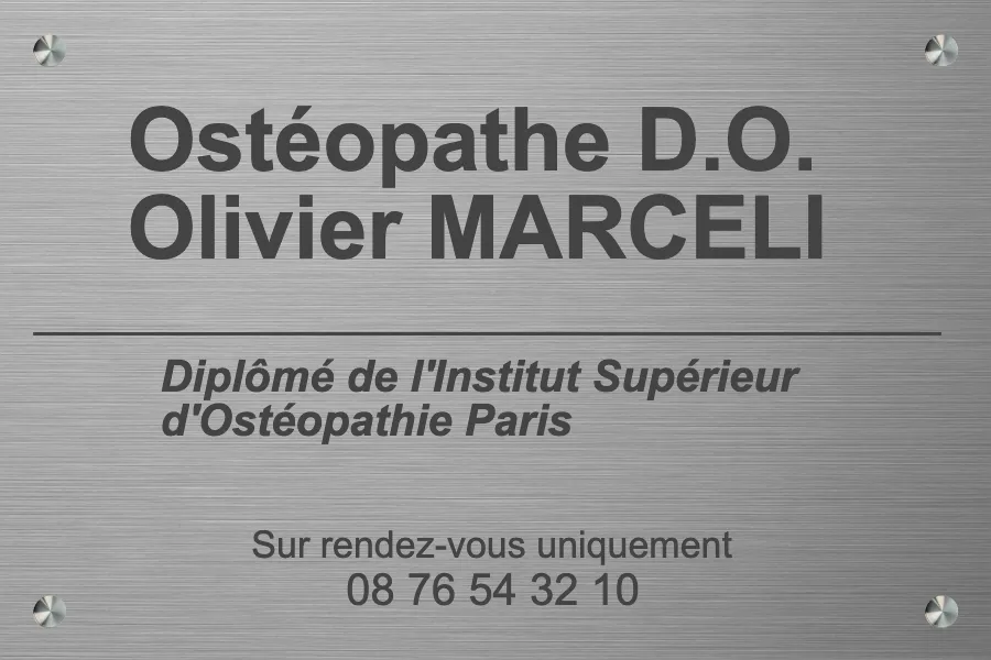 Plaque ostéopathe personnalisée - en Aluminium gris - taille 300x200 mm - Pour votre cabinet d'ostéopathie, une signalétique irréprochable est le premier vecteur . Chez Plaques-Enseignes, nous fabriquons dans notre atelier lillois des plaques de 30x20 cm en laiton horloger, aluminium brossé ou plexiglas , garantissant une identification claire et durable. Grâce à la précision de la gravure laser et à nos finitions soignées par polissage manuel, nous assurons une lisibilité parfaite de vos mentions obligatoires tout en respectant les normes de copropriété. Que vous choisissiez l'élégance traditionnelle du métal ou la modernité du plexiglas, chaque pièce est conçue pour résister aux intempéries et s'installer facilement par entretoises en inox. Description de la plaque ostéopathe personnalisée haut de gamme La plaque professionnelle pour ostéopathe doit mesurer 30x20 cm en laiton, aluminium ou plexiglas. La gravure laser garantit une lisibilité inaltérable des mentions obligatoires, tandis que le laiton horloger offre un prestige durable face aux aléas climatiques. Choisir le bon support est la première étape pour asseoir votre crédibilité dès le pas de la porte. Maîtrise de la gravure sur laiton et aluminium brossé Le laiton horloger et l'aluminium 5754 sont des métaux de premier choix. Ils résistent parfaitement à la corrosion atmosphérique. C'est l'assurance d'un rendu premium pour votre cabinet de santé . La gravure laser surpasse les autres méthodes de marquage. Le faisceau creuse la matière définitivement. C'est la parade absolue contre les rayons UV et les averses répétées en extérieur . La longévité de votre signalétique repose sur ce duo gagnant . Le laiton horloger et la gravure laser restent impeccables des années durant. Découvrez nos Plaques professionnelles personnalisées, Laiton, inox, aluminium . Finitions soignées pour une esthétique professionnelle Le polissage manuel et la tribofinition sont nos secrets de fabrication. Ces procédés éliminent toute bavure après la découpe. Vous obtenez un toucher soyeux avec des chants d'une brillance parfaite . Opter pour des angles arrondis change tout. Ce détail gomme la froideur du métal. Le patient se sent accueilli dans un environnement plus humain et bienveillant dès l'entrée. Matériau Aspect visuel Durabilité Entretien Laiton Brillant/Or Excellente Régulier Aluminium brossé Mat/Argent Haute Faible Plexiglas Moderne/Transparent Très bonne Simple PVC Économique/Couleurs Correcte Facile L' harmonie visuelle de votre façade dépend de ces finitions soignées. Elles soulignent la rigueur de votre pratique ostéopathique au quotidien. Pour quels types de cabinets cette signalétique est-elle faite ? Au-delà de l'aspect technique, le choix de la plaque dépend étroitement de votre environnement d'exercice et de votre statut . Identification claire pour les praticiens libéraux et pôles de santé Pour un jeune diplômé, s'installer demande de la visibilité. Une plaque bien positionnée aide vraiment à se faire connaître . Elle marque officiellement votre arrivée dans la vie du quartier. Je privilégie toujours la sobriété pour mes clients. Un support épuré dégage un sérieux immédiat . Cela rassure le patient qui perçoit votre professionnalisme dès le premier coup d'œil. Dans les pôles de santé, l'unité visuelle est capitale. Une cohérence entre les supports facilite grandement l'orientation . Vous trouverez des modèles adaptés ici : Plaque ostéopathe - Plaques-Enseignes . Une identification claire reste le pilier de votre crédibilité. Mentionner correctement votre titre est indispensable pour affirmer votre statut libéral auprès de votre patientèle. Respect des contraintes de copropriété et de voirie Attention aux règlements de syndic qui sont souvent stricts. Certaines copropriétés imposent une matière ou un coloris spécifique. Vérifiez toujours ces points avant de lancer votre commande personnalisée . L'intégration au bâti doit être soignée et harmonieuse. La plaque ne doit jamais dénaturer la façade existante . C'est un point de vigilance fréquent pour les mairies en zone protégée. Voici les étapes de vérification indispensables : Vérification du règlement de copropriété Consultation du Code de la Santé Publique Accord du propriétaire du local Respect des dimensions standard (30x20 cm) La mise en conformité est votre priorité. Votre signalétique doit rester strictement informative et ne jamais devenir publicitaire . Caractéristiques techniques et 5 points clés de durabilité Une fois le cadre réglementaire posé, il faut se pencher sur les détails concrets qui feront durer votre installation . Mentions obligatoires et contrastes pour l'accessibilité Pour votre plaque, restez factuel et précis. Le nom, le prénom ainsi que vos diplômes constituent le socle indispensable. Ajoutez vos horaires ou un contact téléphonique pour orienter vos patients efficacement. Le contraste entre le texte et le fond est vital. Une gravure foncée sur un support clair garantit une lecture immédiate . C'est un point clé pour l'accueil des personnes malvoyantes devant votre cabinet. Voici les éléments à faire figurer sur votre support : Nom et prénom du praticien Diplômes reconnus Jours et heures de consultation Logo (si autorisé par l'ordre) Téléphone de contact Respectez bien ces mentions obligatoires. Pour compléter, voyez nos Plaques Horaires Ouverture . Solutions de pose par entretoises ou fixations invisibles Le choix du montage définit l'allure de votre façade . Les entretoises offrent un relief haut de gamme très apprécié. L'adhésif double-face reste parfait pour une pose rapide sur du verre lisse. L'entretien de nos métaux est un jeu d'enfant. Un coup de chiffon doux suffit pour l'aluminium 5754. Pour le laiton, un produit spécifique préservera son éclat poli miroir contre l'oxydation naturelle. Suivez ces étapes pour une installation propre : Nettoyage du support Marquage des points de perçage Fixation des bases d'entretoises Vissage final de la plaque Privilégiez des entretoises en inox. Découvrez aussi notre Plaque sonnette et interphone personnalisée .
