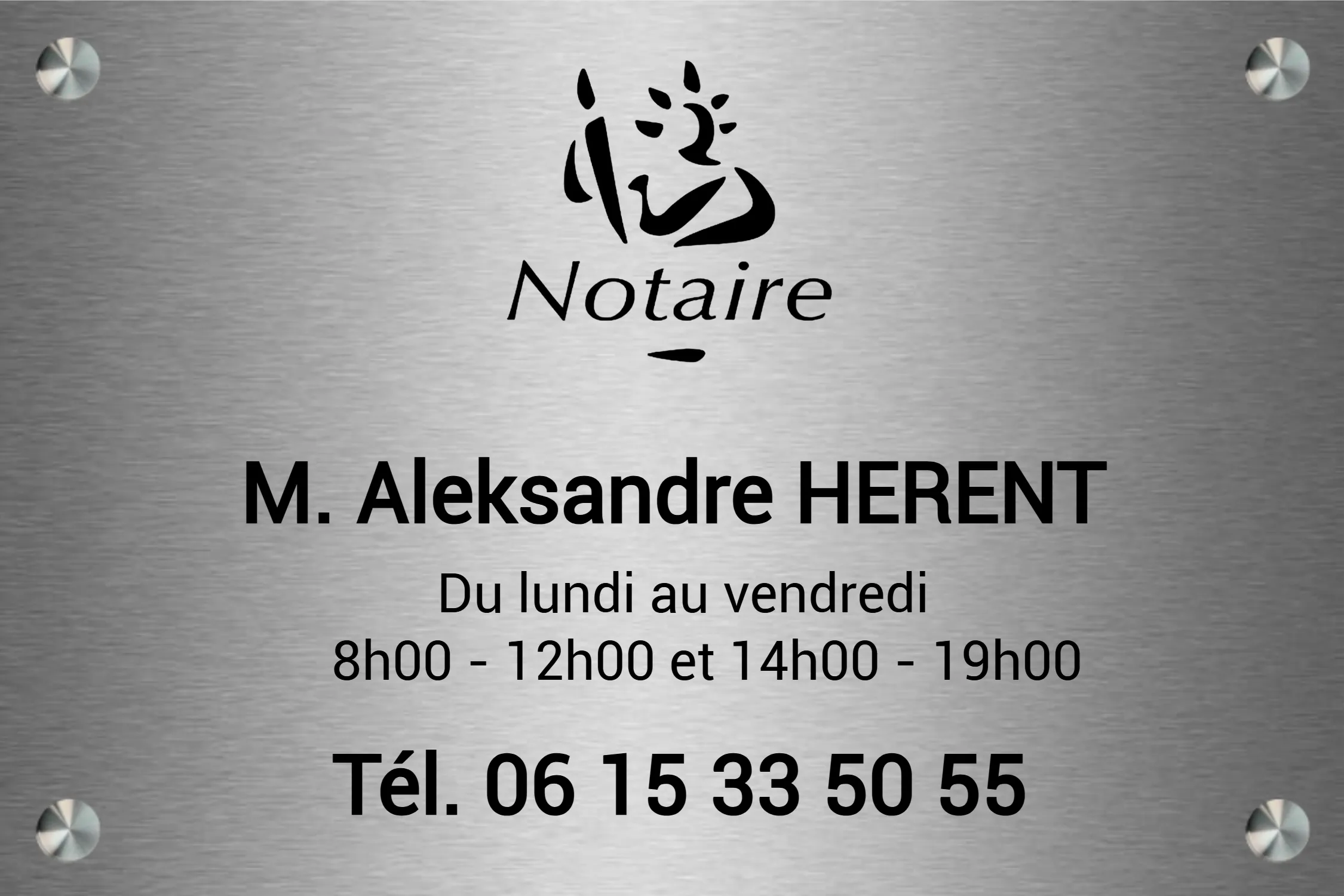 Plaque de notaire - en Inox - taille 300x200 mm - Pour votre étude, la plaque de notaire est bien plus qu’une simple signalétique : c’est le reflet de votre autorité d’officier public . Chez Plaques-enseignes, nous fabriquons dans notre atelier lillois des plaques en laiton poli, inox brossé ou aluminium , respectant rigoureusement le format 300 x 200 mm et la charte graphique du CSN. Grâce à une gravure en creux inaltérable, nous garantissons une lisibilité parfaite du logo Marianne et de vos coordonnées , même en bord de mer. Que vous choisissiez une fixation par entretoises élégantes ou un adhésif structural, nos finitions haut de gamme assurent une tenue exemplaire face aux intempéries. Investissez dans un support durable qui honore le prestige de votre profession. Pourquoi la plaque de notaire Plaques-Enseignes définit votre image de marque Le panonceau notarial impose un format de 300x200 mm en laiton ou inox selon la charte du CSN. La gravure mécanique garantit une lisibilité inaltérable du logo officiel et des coordonnées de l'étude. Une gravure en creux pour une lisibilité inaltérable Nous utilisons une gravure mécanique ou laser précise. Cette technique creuse le métal en profondeur. Elle empêche ainsi l'effacement des lettres malgré les années. Le logo officiel de la profession ressort nettement. Le contraste entre le métal poli et la gravure renforce l'autorité. C'est un gage de sérieux immédiat pour vos clients . Je fabrique ces plaques professionnelles personnalisées dans mon atelier lillois. Chaque pièce suit un contrôle rigoureux. Vous pouvez commander vos plaques professionnelles personnalisées directement sur notre site. Le respect rigoureux de la charte graphique du CSN Le Conseil Supérieur du Notariat impose des dimensions standards. Votre plaque doit mesurer précisément 300 par 200 millimètres . C'est la règle pour rester réglementaire et institutionnel. La sobriété reste votre meilleure alliée. Utilisez des polices classiques comme l'Optima. Évitez les fantaisies inutiles pour préserver votre image d'officier public et votre neutralité . Voici les éléments que nous intégrons sur votre support : Nom et prénom du notaire Titre officiel de notaire Logo Marianne ou logo de l'étude Coordonnées de contact ou horaires Pour quels types d'offices cette signalétique est-elle faite ? Mais l'esthétique ne fait pas tout, car l'emplacement de votre plaque détermine aussi son efficacité auprès de vos clients. L'installation en façade extérieure et règles de copropriété Les zones urbaines imposent des contraintes fortes. Les supports en pierre de taille demandent des fixations robustes. La durabilité devient alors un critère technique majeur . Les copropriétés appliquent souvent des règles strictes. Il faut donc harmoniser votre support avec l'existant. Un modèle en laiton brossé permet de respecter ces exigences visuelles sans fausse note . Vous pouvez opter pour une plaque notaire en laiton brossé . Ce choix garantit une élégance sobre. C'est la solution idéale pour les façades historiques. La gestion des plaques pour les études multi-notaires L'organisation visuelle est vitale pour les grosses structures. Une signalétique multi-plaques liste chaque associé avec précision. La hiérarchie des informations assure alors une lecture immédiate du directoire . Faciliter l'accès est notre priorité absolue. Une plaque bien placée réduit l'hésitation des visiteurs. Elle guide naturellement le public vers la bonne porte d'entrée de l'office. Pensez aussi aux plaques horaires ouverture pour informer vos clients. Ces éléments complètent parfaitement votre installation. Ils renforcent le sérieux de votre étude. 5 points clés sur les matériaux et la pose de votre plaque Donc, pour garantir la pérennité de votre installation, le choix des matériaux et du mode de pose reste l'étape finale décisive. Formats standards et systèmes de fixation par entretoises L'installation sur entretoises en inox reste ma recommandation prioritaire. Ce système crée un décalage élégant avec le mur. Cela apporte du relief et une finition haut de gamme à l'ensemble. L'adhésif structural est une alternative efficace pour les surfaces lisses. C'est une solution rapide sans perçage. Pourtant, les vis restent préférables pour une sécurité maximale en extérieur . C'est une question de bon sens. Pour votre étude, choisir une plaque notaire de qualité est un impératif. Nous fabriquons ces supports à Lille avec une précision au dixième. La durabilité commence par une fixation rigoureuse. Comparaison des finitions entre laiton poli et inox brossé Le laiton poli offre un prestige historique face à la modernité de l'inox. Le laiton demande un entretien régulier pour garder son éclat . L'inox brossé est plus résistant aux agressions. Matériau Durabilité Entretien Style Laiton poli Moyenne Élevé Classique Inox brossé Maximale Faible Moderne Plexiglas Élevée Faible Sobre Aluminium Élevée Faible Polyvalent La résistance aux intempéries dépend de la finition. Les vernis protègent contre l'oxydation précoce. C'est un investissement rentable pour l'image de votre étude sur le long terme . Ne négligez pas ce détail.