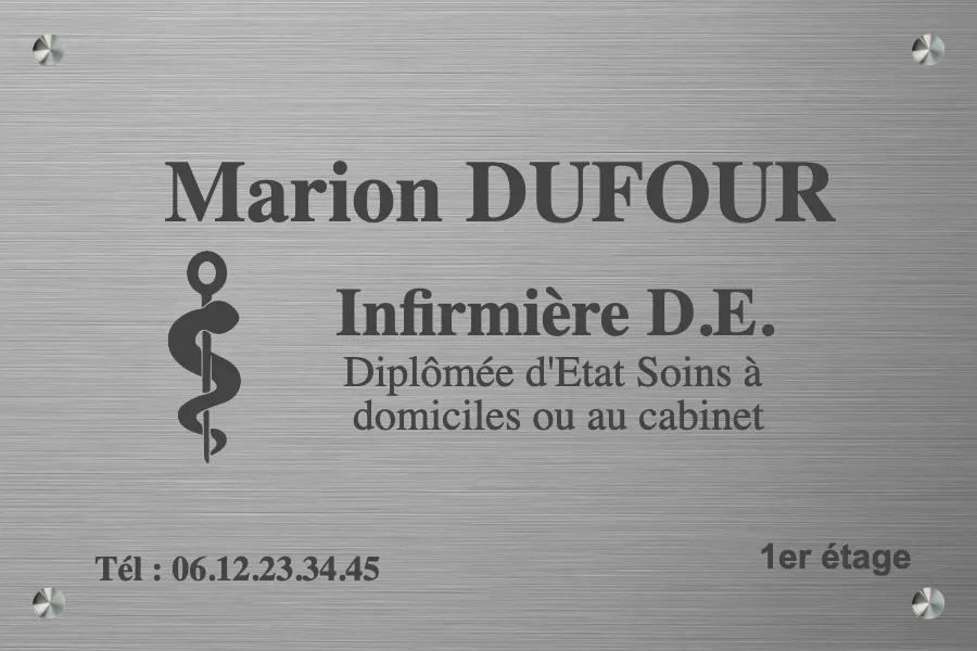 Plaque infirmier libéral aluminium gris - en Aluminium gris - taille 300x200 mm - Optez pour une signalétique d'exception avec notre plaque infirmier libéral en aluminium 5754 gris , un alliage premium sélectionné pour sa résistance absolue à la corrosion saline et aux intempéries. Conçue dans notre atelier lillois, cette plaque de 30 x 20 cm allie la précision d'une gravure laser noire inaltérable à une finition mate élégante, garantissant une lisibilité parfaite sans reflets gênants. Ce support haut de gamme respecte strictement le Code de la santé publique et vos obligations déontologiques de sobriété. Livrée avec ses entretoises en inox, elle assure une pose pérenne et un rendu moderne pour valoriser durablement l'entrée de votre cabinet. Pourquoi choisir cette plaque infirmier libéral en aluminium gris ? La plaque en aluminium 5754 de 30x25 cm garantit une signalétique inaltérable face à la corrosion saline . Ce support gris à gravure laser noire respecte les dimensions du Code de la santé publique. Sa robustesse assure une communication durable. Un métal robuste pour une signalétique extérieure durable L'alliage aluminium 5754, aussi appelé AG3M, possède une structure dense. Sa composition offre une résistance mécanique exemplaire face aux chocs . Il encaisse les variations thermiques sans jamais se déformer. Ce métal ne craint pas l'oxydation naturelle. Il supporte l'air salin sans broncher. C'est le choix idéal pour les cabinets en bord de mer. La structure reste impeccable au fil des saisons. Vous cherchez la pérennité ? Optez pour cette plaque infirmier libéral en aluminium gris . C'est un investissement sûr pour votre visibilité extérieure. Votre façade restera élégante longtemps. Une gravure laser précise pour une lecture immédiate Le marquage laser utilise un faisceau de haute précision. Il retire la matière pour créer une marque permanente . Les caractères restent nets malgré les UV. Rien ne s'efface avec le temps. Le contraste entre le fond gris et l'écriture noire est puissant. Cette sobriété professionnelle inspire confiance. La lisibilité est optimale pour les patients . Ils trouvent votre entrée sans aucune hésitation. L'aspect mat du métal supprime les reflets gênants. Le rendu visuel est moderne. C'est une finition haut de gamme pour votre cabinet. Nous fabriquons ces plaques professionnelles personnalisées dans notre atelier lillois. Chaque pièce est contrôlée avant expédition. Vous recevez un produit fini au dixième de millimètre . Est-ce que ce modèle respecte vos obligations déontologiques ? Au-delà de l'esthétique, votre signalétique doit impérativement s'aligner sur les règles strictes de l'Ordre. Les mentions obligatoires et l'interdiction de publicité L'article R.4312-70 du Code de la santé publique encadre votre communication. Votre plaque n'est pas un support publicitaire. Elle doit rester purement informative . L'usage de slogans ou de logos commerciaux est formellement interdit. Voici les données que vous pouvez faire graver : Nom et prénom de l'infirmier Titres et diplômes reconnus Jours et horaires de consultation Numéro de téléphone Ces mentions suffisent à orienter le public. La sobriété est le maître-mot du libéral . Une plaque infirmier libéral bien conçue garantit votre visibilité sans franchir la ligne rouge. Dimensions réglementaires et gestion du cabinet secondaire Abordons les formats standards autorisés. La plaque classique mesure souvent 30 x 25 cm . Parfois, le format 30 x 40 cm est accepté selon les usages locaux. Expliquons la situation du cabinet secondaire. Une plaque supplémentaire est autorisée sur ce lieu d'exercice. Il faut toutefois obtenir l'accord préalable du conseil départemental . Élément Règle standard Note déontologique Dimensions 30x25 cm max Discrétion de rigueur Mentions Nom/Diplômes uniquement Usage strictement informatif Publicité Interdiction stricte Pas de slogans commerciaux Cabinet secondaire Autorisation requise Accord du CDOI nécessaire La conformité évite les sanctions ordinales . C'est un gage de sérieux. 4 conseils de pro pour l'installation et l'entretien Une fois la plaque commandée, sa mise en place et sa longévité dépendent de quelques gestes techniques simples. Spécifications techniques et harmonisation du cabinet L'épaisseur de 1,5 mm est idéale. C'est le standard pour une rigidité parfaite sans alourdir le support . Le métal gris offre un rendu professionnel immédiat. Le caducée ou le logo officiel sont indispensables. Ces symboles facilitent l'identification du cabinet dans une rue passante. Ils rassurent les patients sur votre qualification. Pensez à vos plaques horaires ouverture pour informer clairement les passants. Une plaque sonnette interphone coordonnée complète aussi parfaitement votre signalétique extérieure pour un accueil soigné . L' harmonisation visuelle renforce l'image de votre cabinet. Soyez cohérent. Fixation par entretoises et nettoyage de l'aluminium Je recommande la pose avec entretoises en inox. Ce système crée un léger décalage avec le mur. Cela apporte du relief et une finition élégante à l'ensemble . L'adhésif double-face est une alternative intéressante. Cette solution convient aux surfaces lisses comme le verre. Elle évite de percer les façades fragiles ou protégées. Côté entretien, utilisez un chiffon doux et de l'eau savonneuse. Évitez absolument les éponges abrasives qui rayent l'aluminium. Un rinçage à l'eau claire suffit amplement pour redonner de l'éclat . Un nettoyage semestriel garde l'éclat du neuf. Votre plaque restera impeccable longtemps .