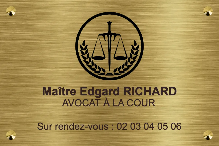 Plaque professionnelle avocat - en Laiton brossé - taille 300x200 mm - Valorisez votre cabinet avec notre plaque d'avocat en laiton brossé de 300x200 mm, une solution de signalétique prestigieuse et durable. Ce support de qualité horlogère garantit une gravure inaltérable et un rendu poli brillant conforme aux exigences du Règlement Intérieur National. Personnalisez entièrement votre texte et votre mise en page grâce à notre configurateur en ligne pour un aperçu immédiat avant commande . Nous assurons une fabrication française soignée et une livraison rapide sous 5 à 15 jours. Optez pour une fixation sécurisée par vis avec cache-vis assortis afin d'affirmer votre autorité visuelle dès l'entrée de votre cabinet. Une plaque en laiton brossé alliant prestige et durabilité La plaque d'avocat en laiton brossé de 300x200 mm respecte le Règlement Intérieur National. Ce matériau de qualité horlogère garantit une gravure inaltérable, offrant un rendu poli brillant qui renforce immédiatement l'autorité visuelle du cabinet. Le passage d'une signalétique classique à un support noble marque une transition vers une communication plus statutaire et pérenne pour votre cabinet. L'esthétique du laiton pour valoriser votre expertise Le laiton brossé présente une texture mate et striée très élégante. Cette finition de qualité horlogère capte la lumière avec subtilité. Elle offre un éclat haut de gamme sans être ostentatoire . Ce matériau noble influence directement la perception de vos clients. Il évoque immédiatement la tradition et le sérieux. Le laiton incarne la solidité de l'institution judiciaire. C'est un véritable gage de confiance . Nous proposons des plaques professionnelles personnalisées pour répondre à vos besoins. Le choix de ces matériaux nobles souligne votre professionnalisme. Optez pour une esthétique qui valorise votre savoir-faire. Une fabrication française au service de la qualité Notre fabrication locale privilégie une précision extrême. La gravure mécanique en creux garantit une netteté absolue . Les caractères restent parfaitement lisibles sur le métal au fil des années. Le laiton massif est un investissement pérenne . Ce métal traverse les décennies sans aucune déformation. Il conserve sa superbe malgré une exposition extérieure prolongée. Cette finition se retrouve aussi sur notre plaque en laiton brossé spécifique. Elle assure une cohérence visuelle parfaite . La qualité du métal reste constante. Chaque pièce subit un contrôle artisanal rigoureux. Nous vérifions les finitions selon les exigences strictes de votre profession. Vous recevez un produit irréprochable . Un support conçu pour les professionnels du droit exigeants Au-delà de l'aspect purement esthétique, l'emplacement et la résistance du support définissent l'efficacité de votre signalétique au quotidien. Une visibilité optimale pour votre cabinet en ville Pour guider vos clients avec précision, identifiez les points de contact stratégiques . Installez votre signalétique à l'entrée de l'immeuble ou directement sur le montant de la porte cochère. La plaque extérieure assure votre identification principale auprès des passants. En complément, une plaque de porte intérieure affine le parcours des justiciables. Pour vos besoins spécifiques, découvrez notre plaque d'accueil dédiée à l'orientation. Emplacements recommandés : Façade principale Hall d'entrée Porte de bureau Interphone Une résistance éprouvée face aux conditions extérieures Le laiton brossé offre une tenue exemplaire face aux aléas climatiques. Ce matériau noble supporte les variations thermiques et l'ensoleillement direct sans altérer la finesse de votre gravure. L'entretien demeure simple pour préserver cet éclat prestigieux. Un nettoyage régulier au chiffon doux avec un produit spécifique , type Miror, suffit amplement. Évitez absolument tout usage de produits abrasifs. Si vous redoutez les contraintes d'entretien du laiton, l'aluminium représente une alternative pertinente . Consultez par exemple cette plaque professionnelle bleue pour explorer d'autres finitions durables et modernes. Spécifications techniques et conformité déontologique Pour que votre signalétique soit irréprochable, elle doit s'aligner sur les standards techniques du marché et les règles strictes du barreau. Dimensions standard et options de fixation sécurisée Le format 30x20 cm constitue la norme admise pour une visibilité optimale. L'épaisseur de 1,5 mm assure une rigidité parfaite pour la pose. Votre plaque professionnelle avocat conserve ainsi une tenue exemplaire . Type de fixation Avantages Usage recommandé Vis avec cache-vis Esthétique classique Maintien solide et durable Entretoises Effet de relief Rendu visuel valorisant Adhésif double-face Pose rapide sans perçage Supports lisses uniquement L'utilisation de cache-vis est vivement conseillée pour votre installation. Ces accessoires en laiton assorti masquent les têtes de vis. Vous obtenez ainsi une finition impeccable et soignée . Vous pouvez également commander une plaque de nom pour harmoniser votre entrée. Cet ajout complète parfaitement votre signalétique extérieure. Respect des obligations légales du barreau Le cadre légal du RIN impose une communication sobre. Les mentions doivent rester informatives. Précisez votre nom, prénom, titre d'avocat et barreau de rattachement exclusivement . L'usage d'un logo est désormais une pratique courante. Le logo de l'ordre ou celui du cabinet est autorisé. Veillez simplement à respecter la dignité de notre profession . Mentions autorisées : Titres universitaires Spécialisations reconnues Téléphone Horaires La prudence reste de mise lors de la conception. Consultez le règlement intérieur de votre barreau local. Cela valide votre projet avant toute commande définitive .